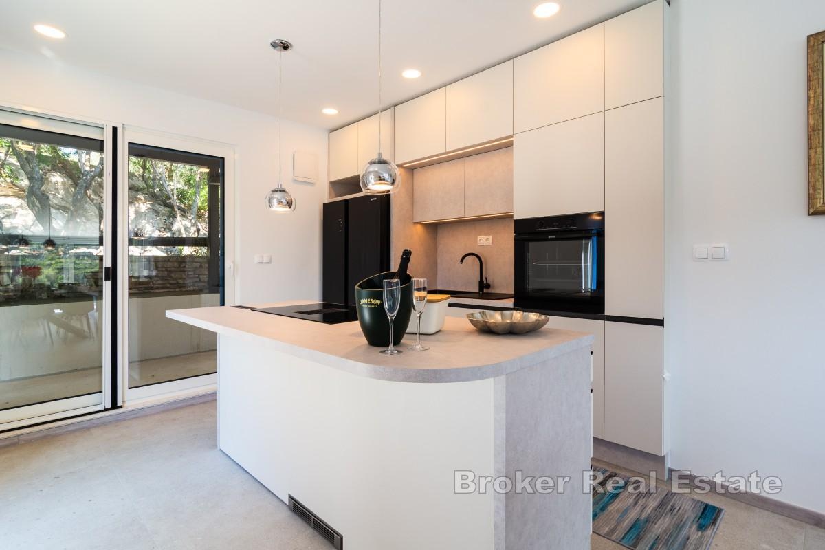 Modernt hus i första raden mot havet