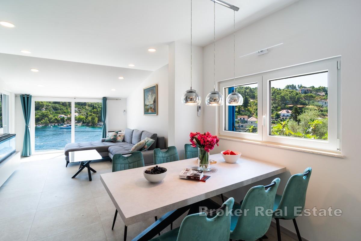 Moderne hus i første rad mot sjøen