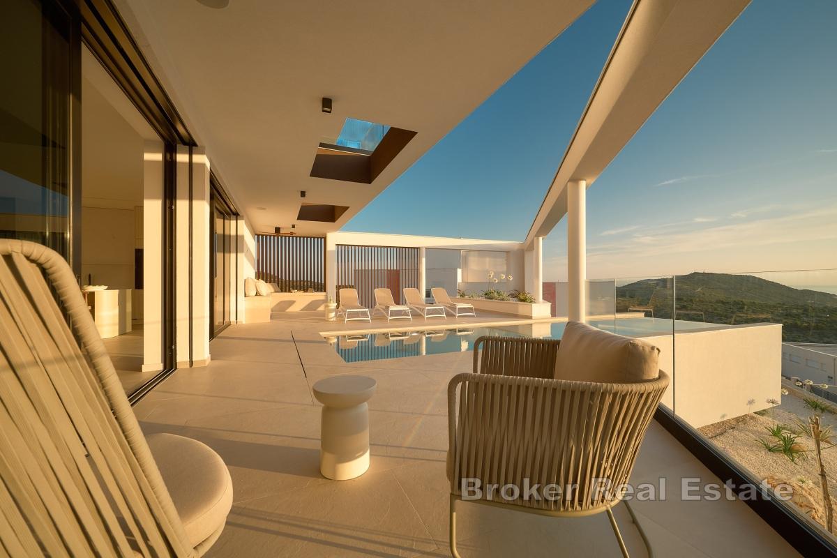Villa de luxe avec vue panoramique sur la mer et piscine à débordement