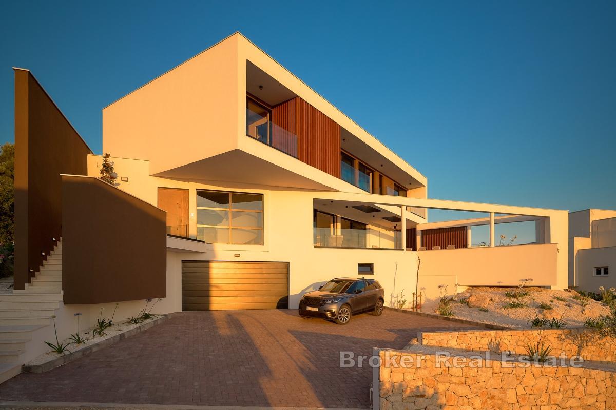 Villa di lusso con vista panoramica sul mare e piscina a sfioro