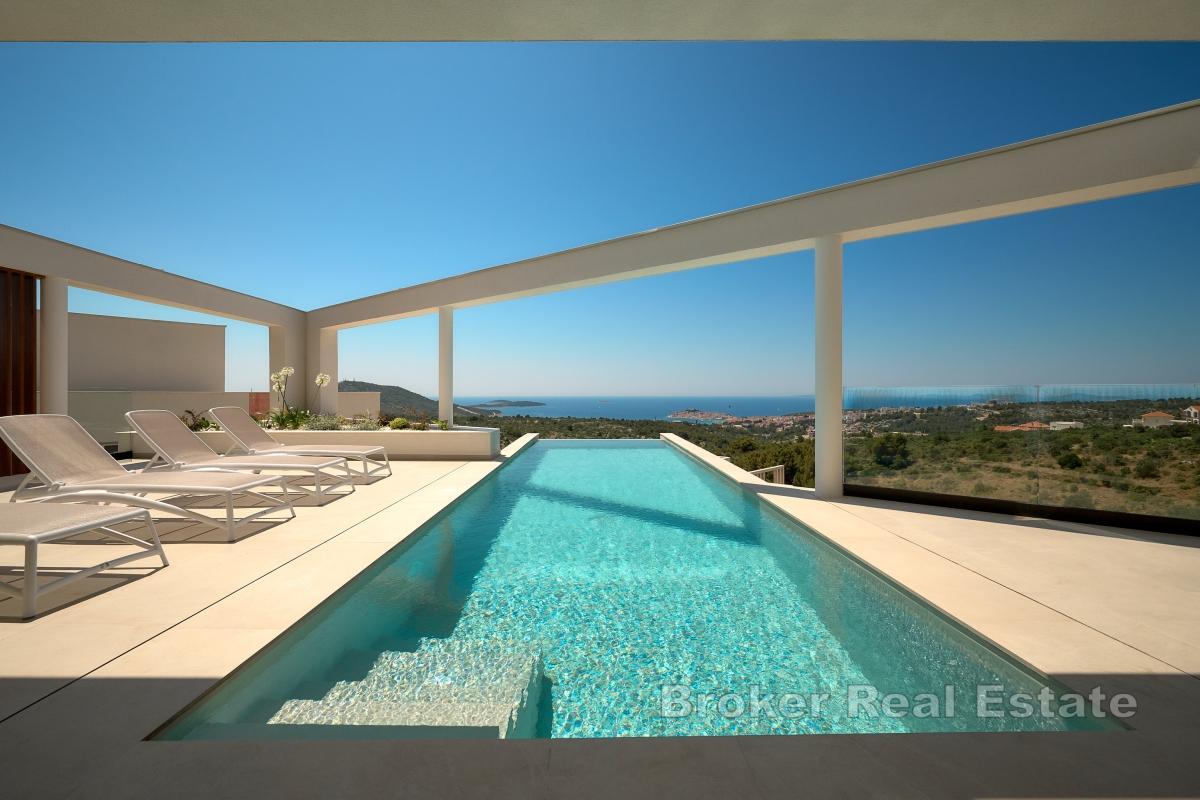 Luxusvilla mit Panoramablick auf das Meer und Infinity-Pool