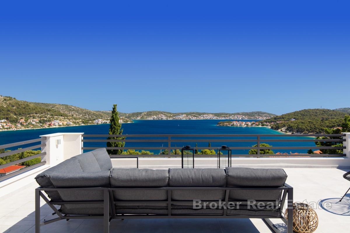 Modernt hus nära stranden