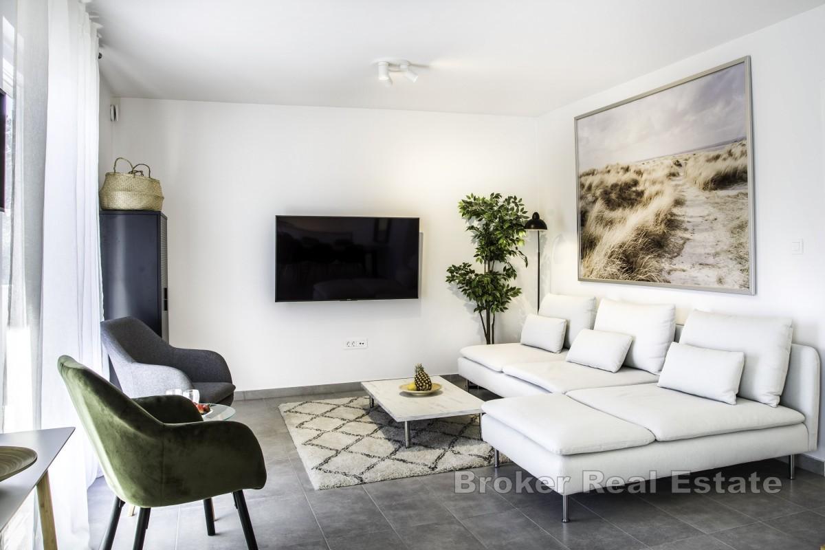 Modernt hus nära stranden