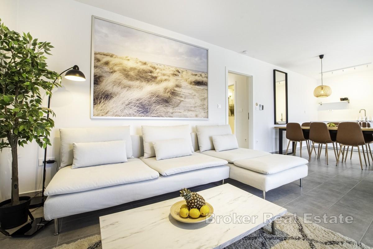 Modernt hus nära stranden