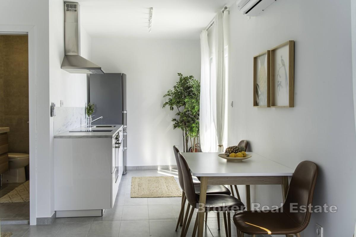 Modernt hus nära stranden