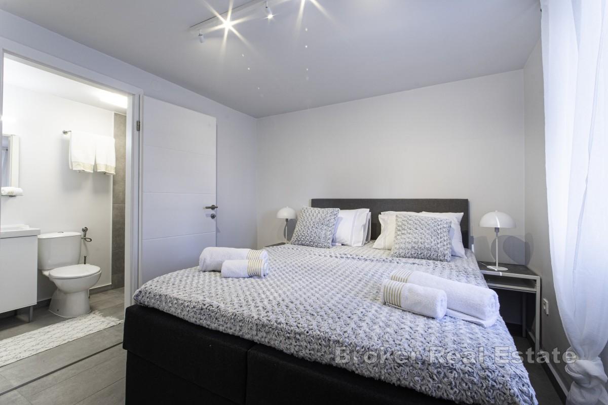 Modernt hus nära stranden