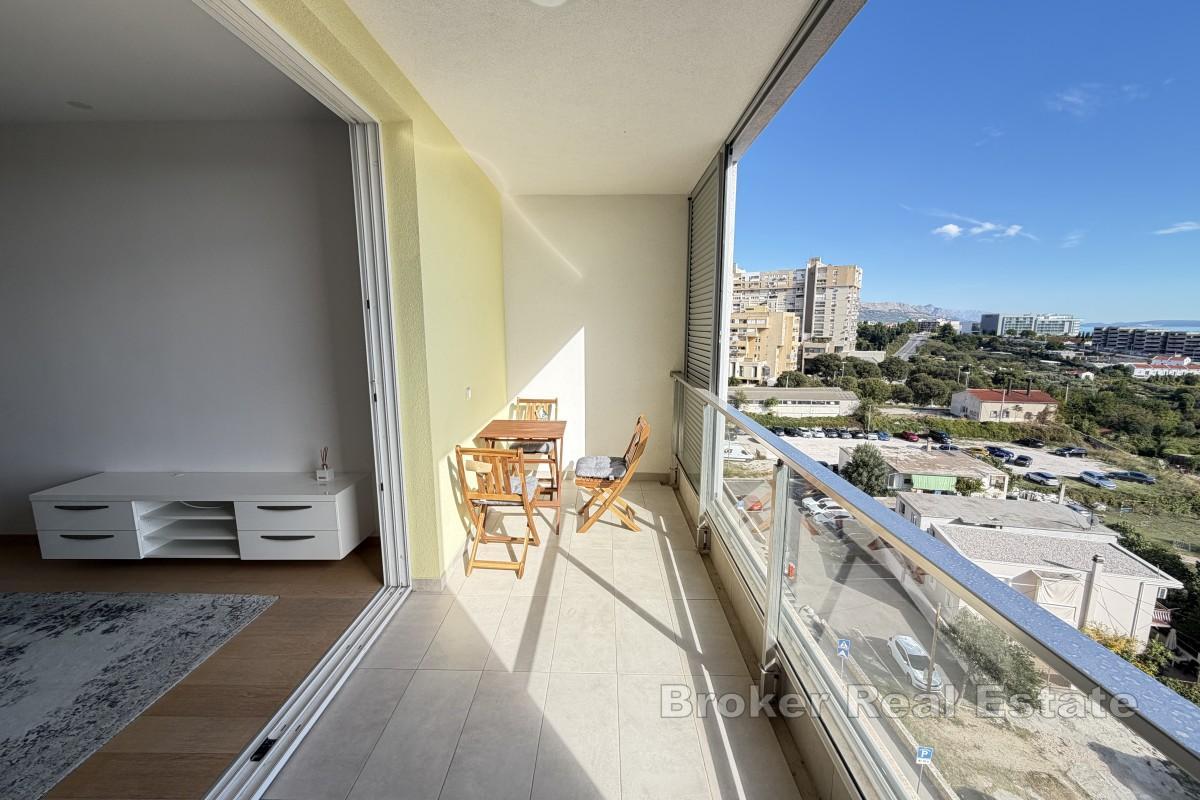 Moderan dvosobni stan s pogledom na more