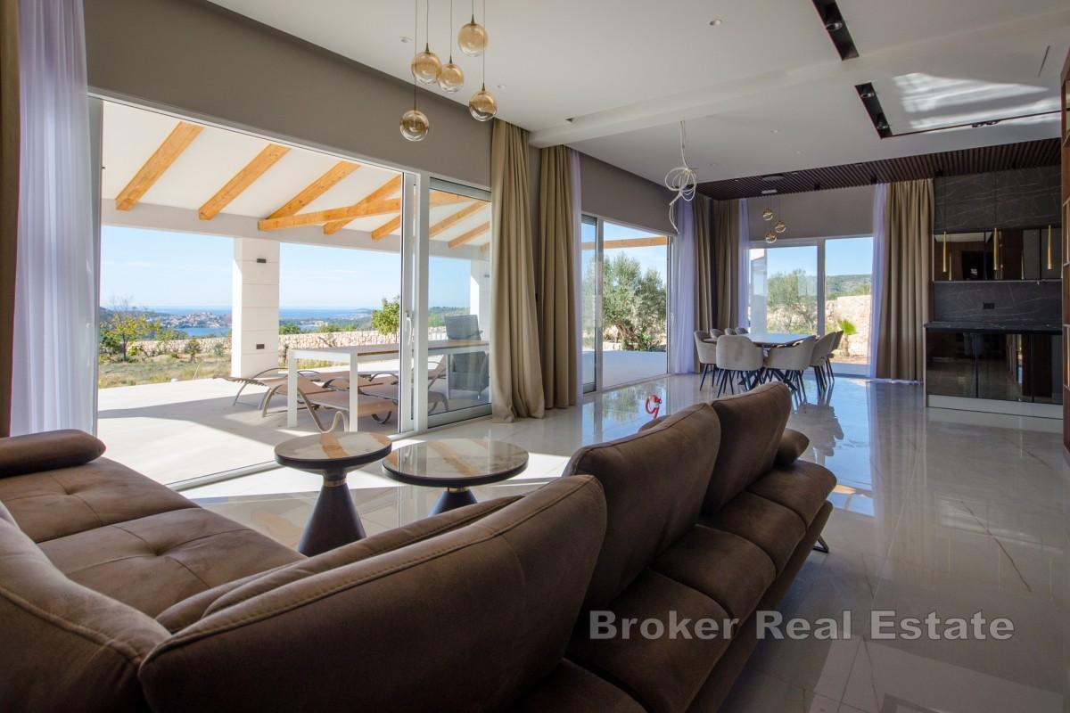 Una spaziosa tenuta con una villa moderna in un ambiente tranquillo