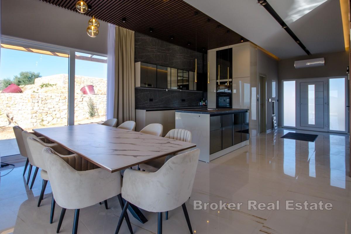 Una spaziosa tenuta con una villa moderna in un ambiente tranquillo