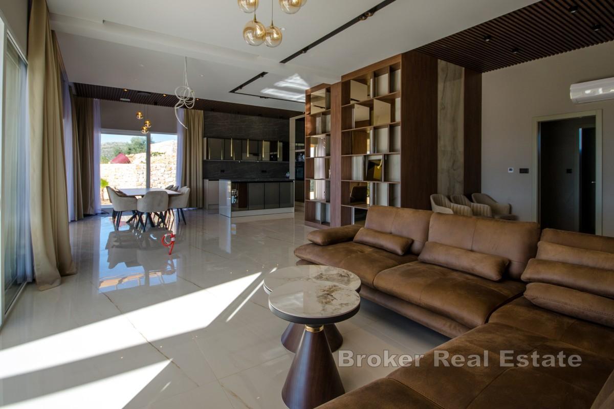 Una spaziosa tenuta con una villa moderna in un ambiente tranquillo