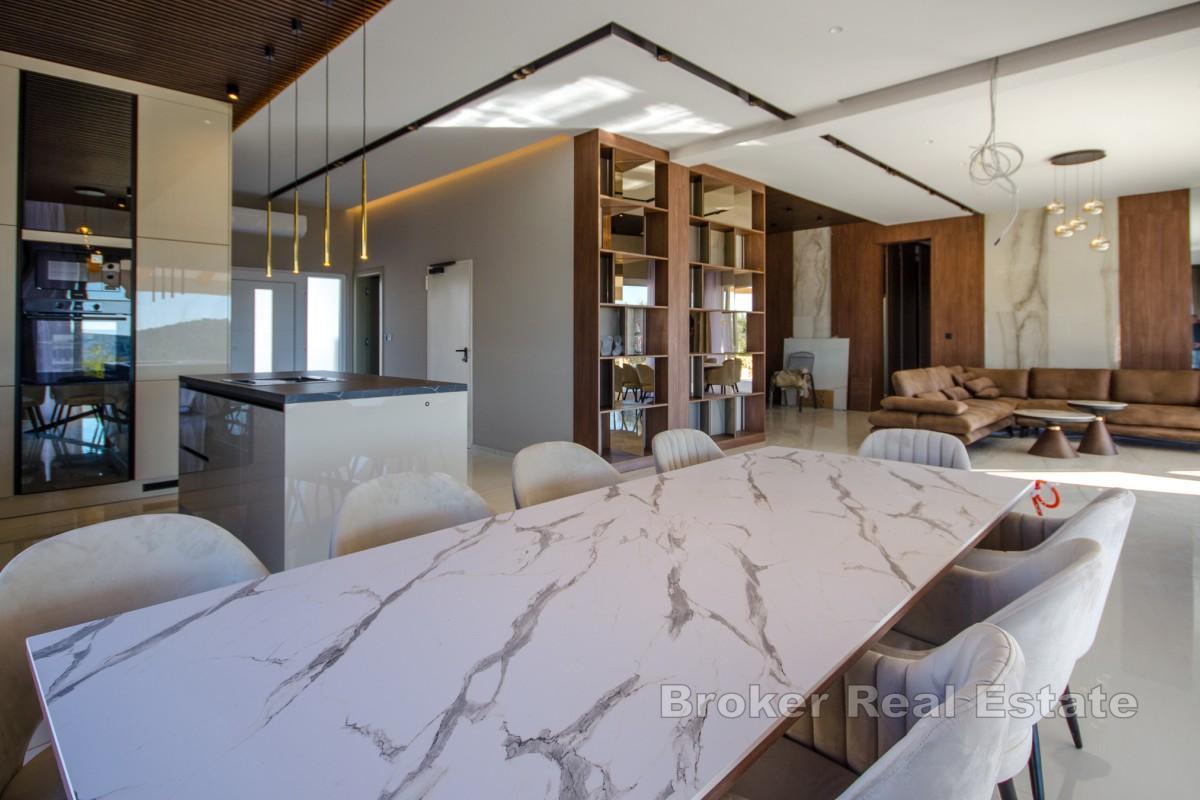 Una spaziosa tenuta con una villa moderna in un ambiente tranquillo