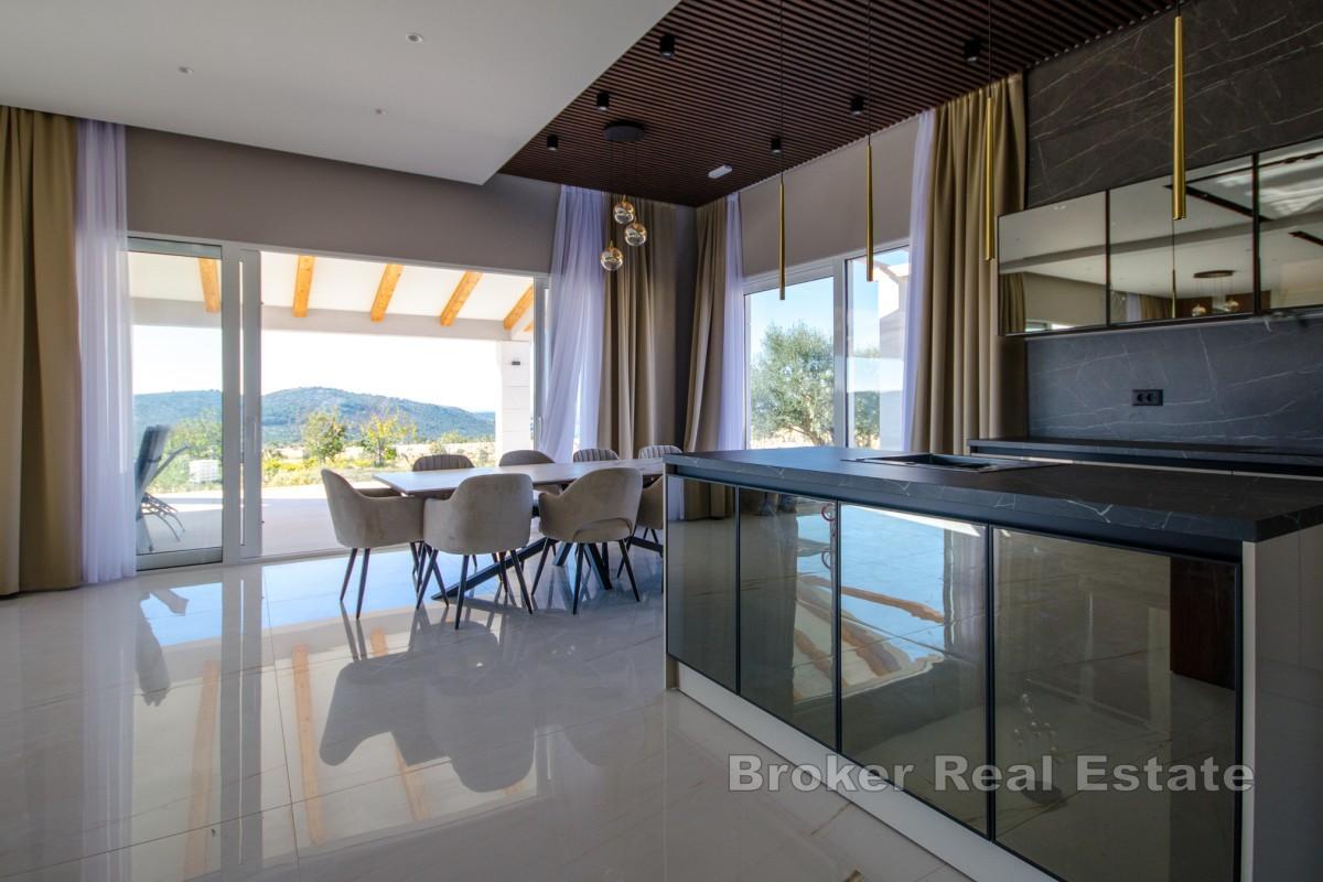 Una spaziosa tenuta con una villa moderna in un ambiente tranquillo