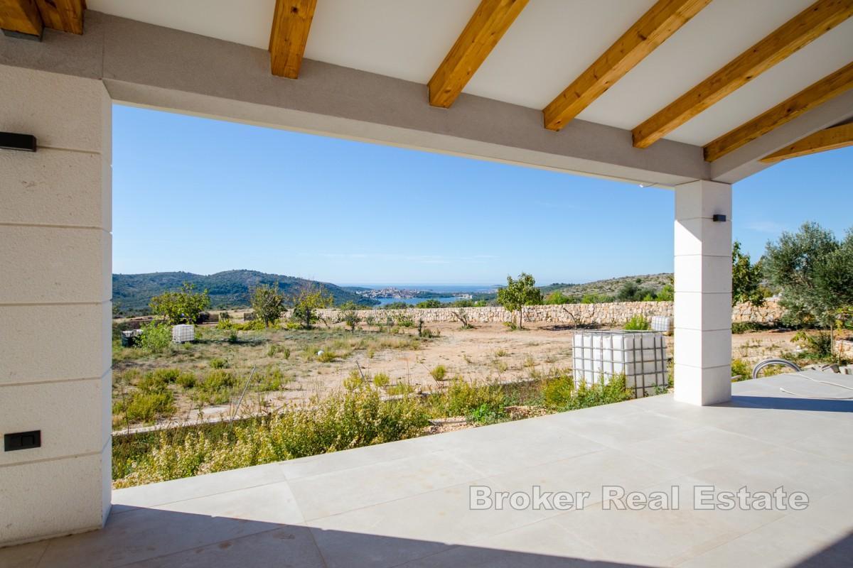 Una spaziosa tenuta con una villa moderna in un ambiente tranquillo