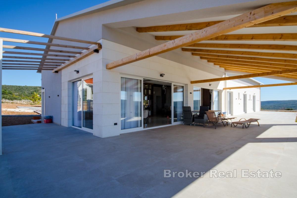 Una spaziosa tenuta con una villa moderna in un ambiente tranquillo