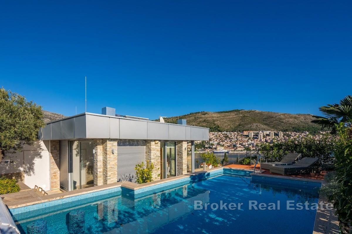 Attico di lusso con piscina privata e terrazza panoramica