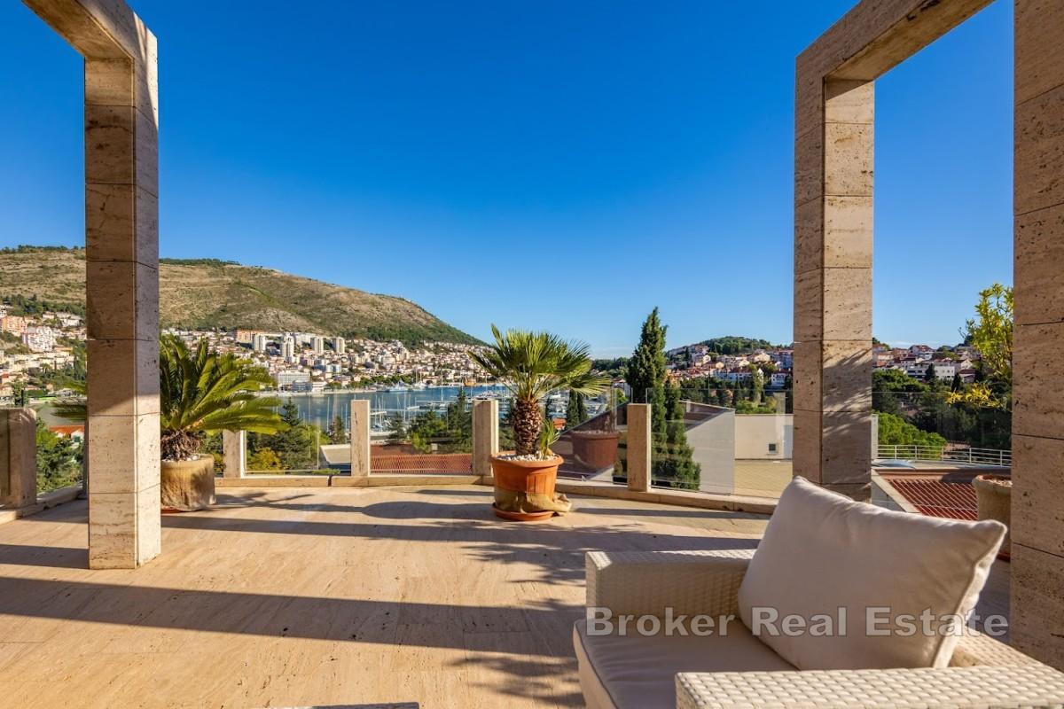 Attico di lusso con piscina privata e terrazza panoramica