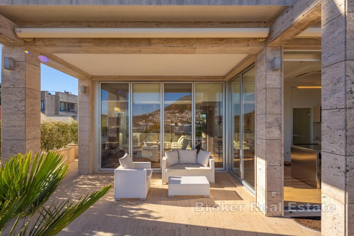 Attico di lusso con piscina privata e terrazza panoramica