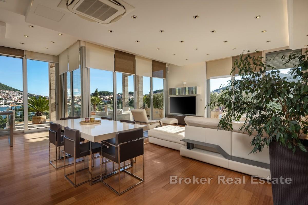 Attico di lusso con piscina privata e terrazza panoramica