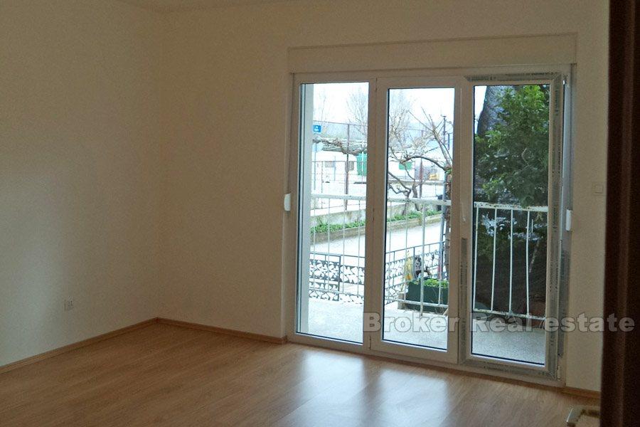 Tre roms leilighet i første etasje, nær sjøen