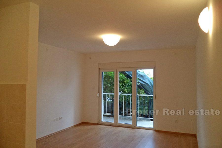 Tre roms leilighet i første etasje, nær sjøen