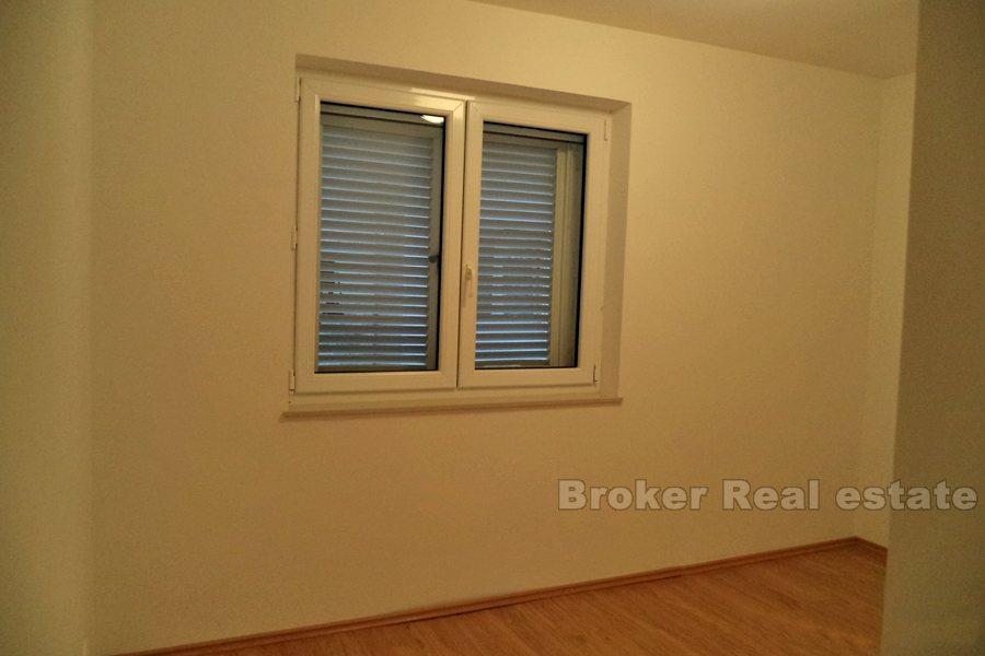 Three bedroom apartment at ground floor, near the sea