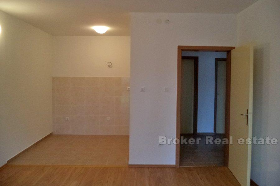 Three bedroom apartment at ground floor, near the sea