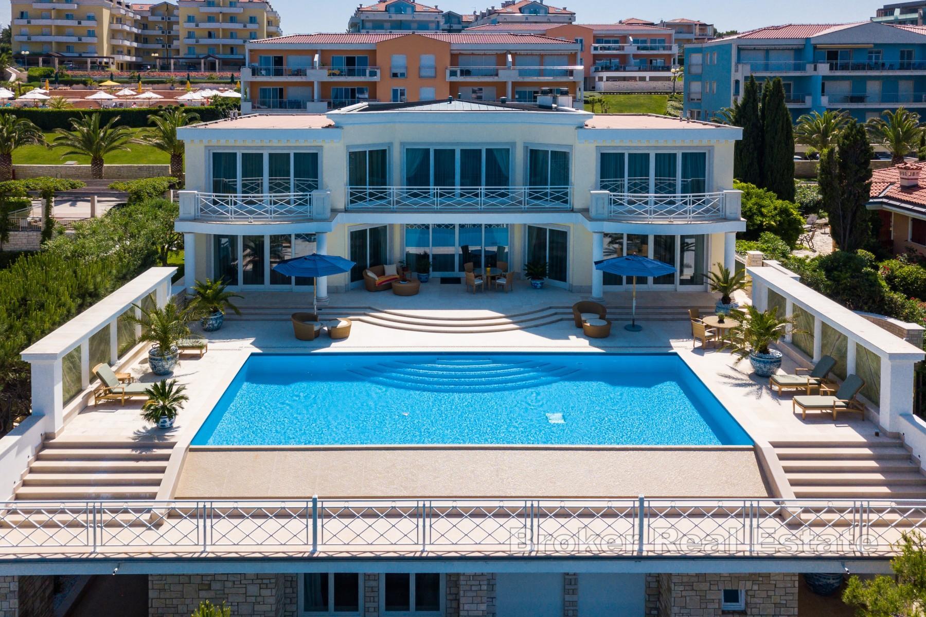 Esclusiva villa di lusso in prima fila sul mare con piscina