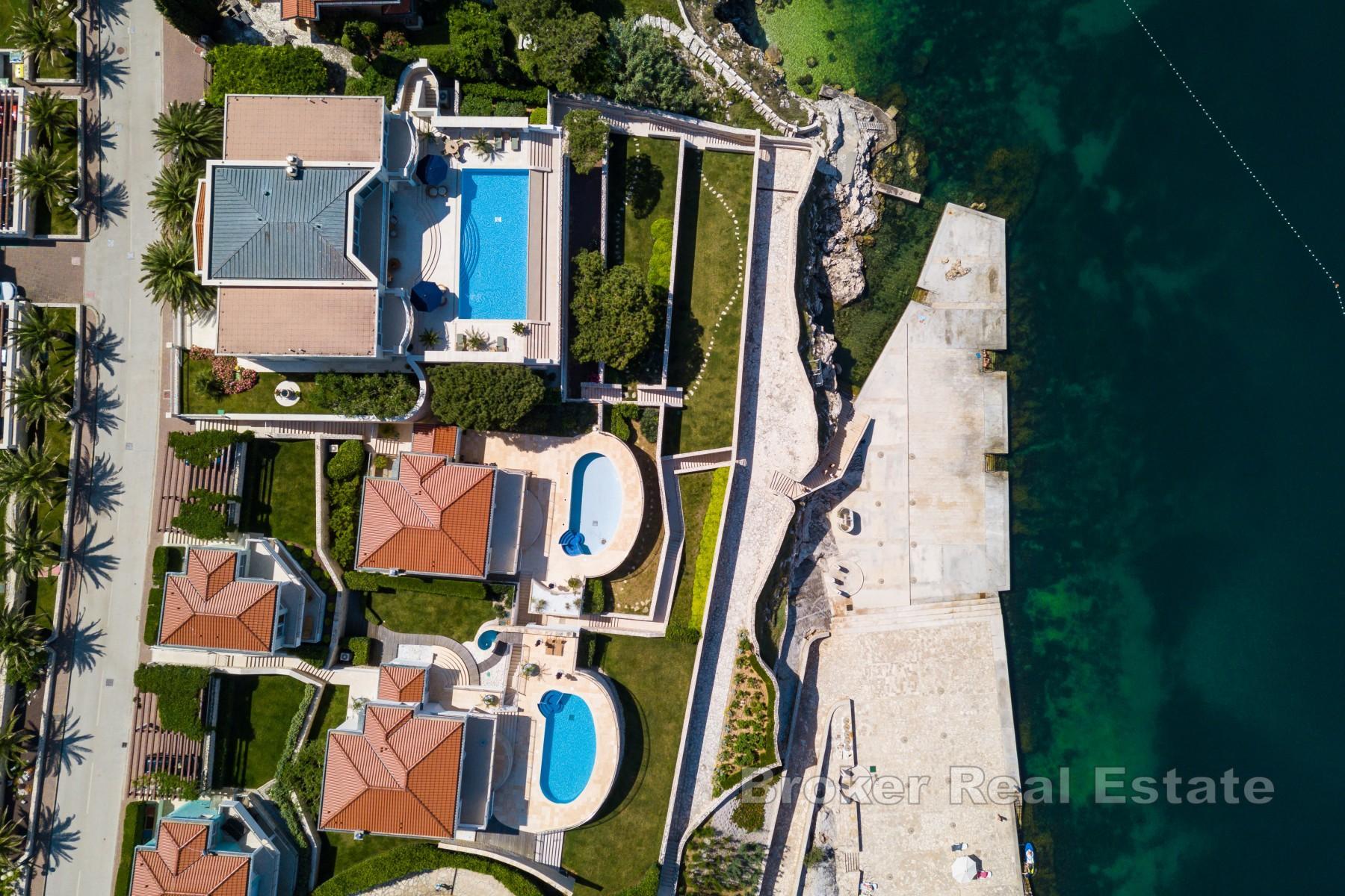 Exkluzivní luxusní vila v první řadě u moře s bazénem