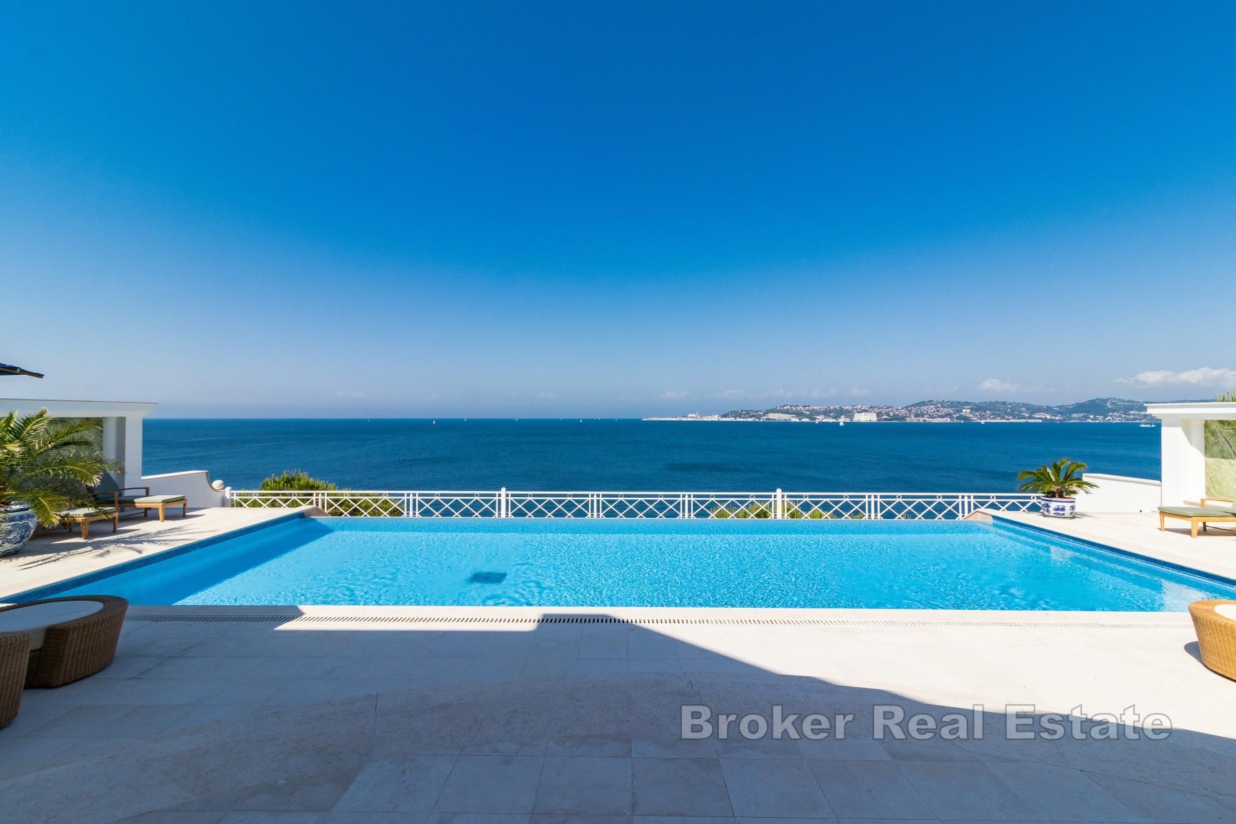 Exkluzivní luxusní vila v první řadě u moře s bazénem