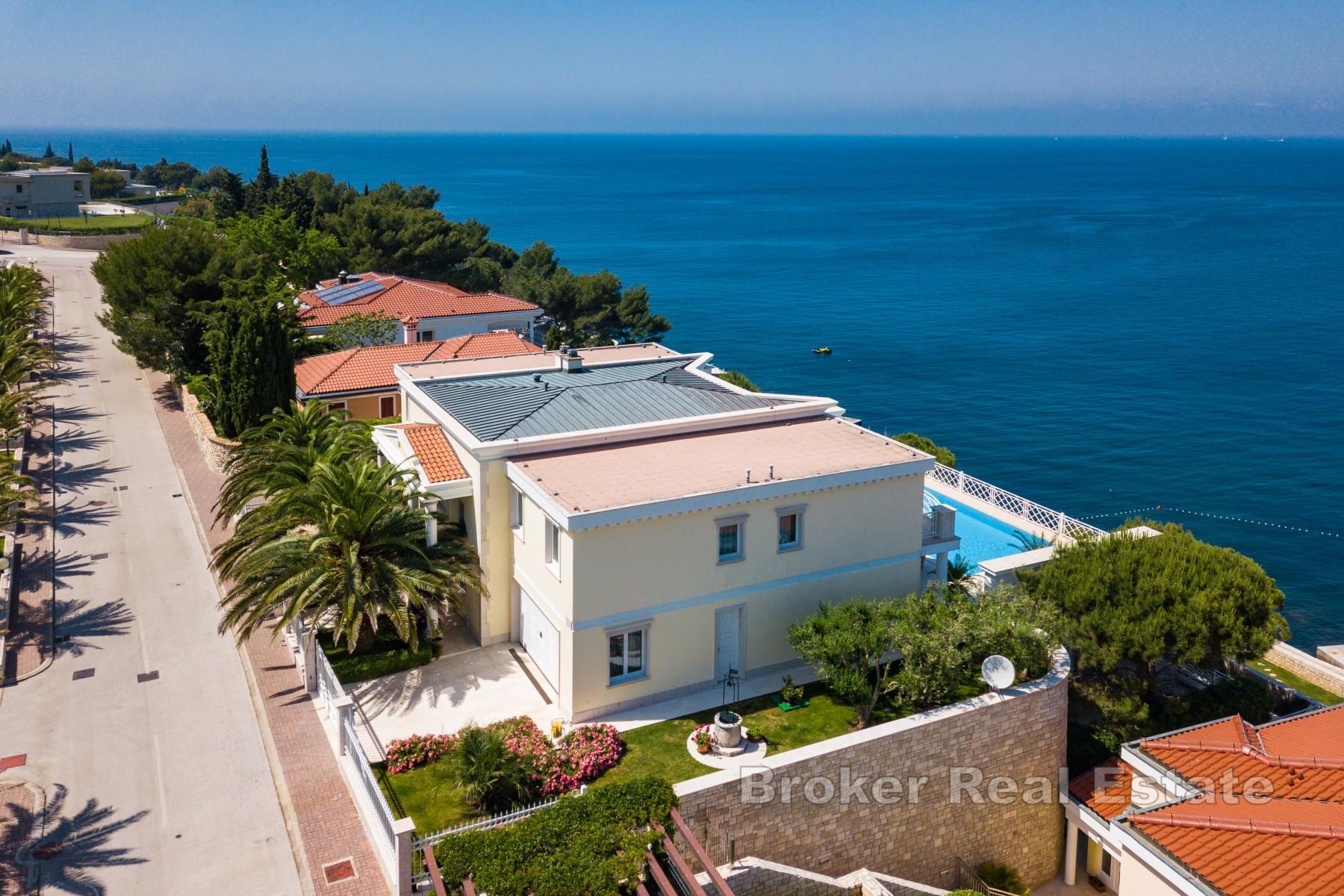 Exkluzivní luxusní vila v první řadě u moře s bazénem