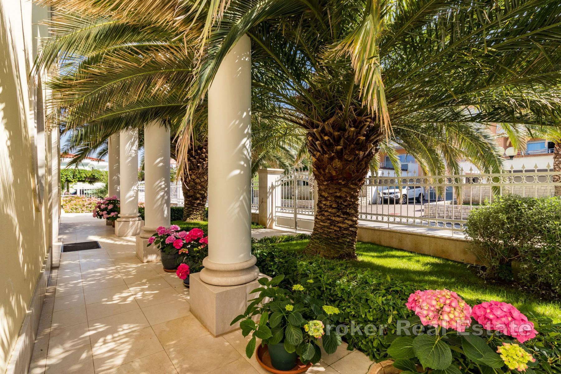 Exkluzivní luxusní vila v první řadě u moře s bazénem