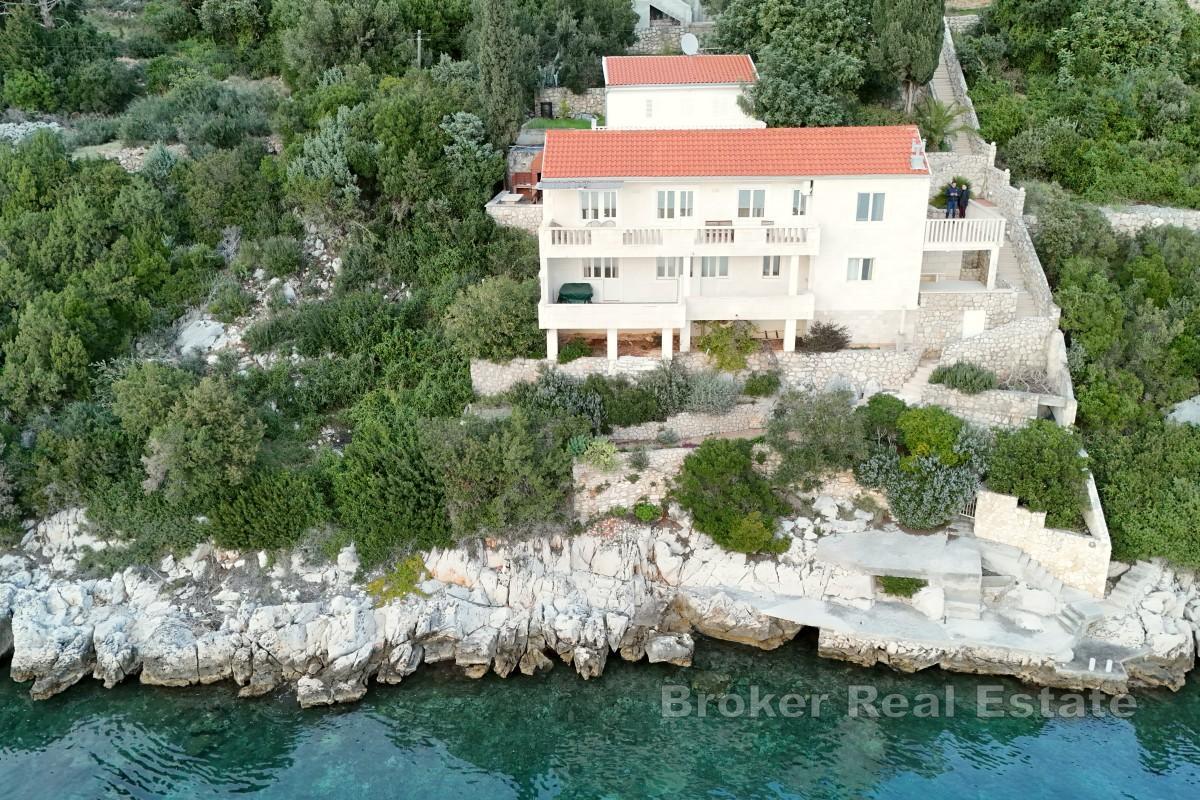 Villa i første rad mot sjøen