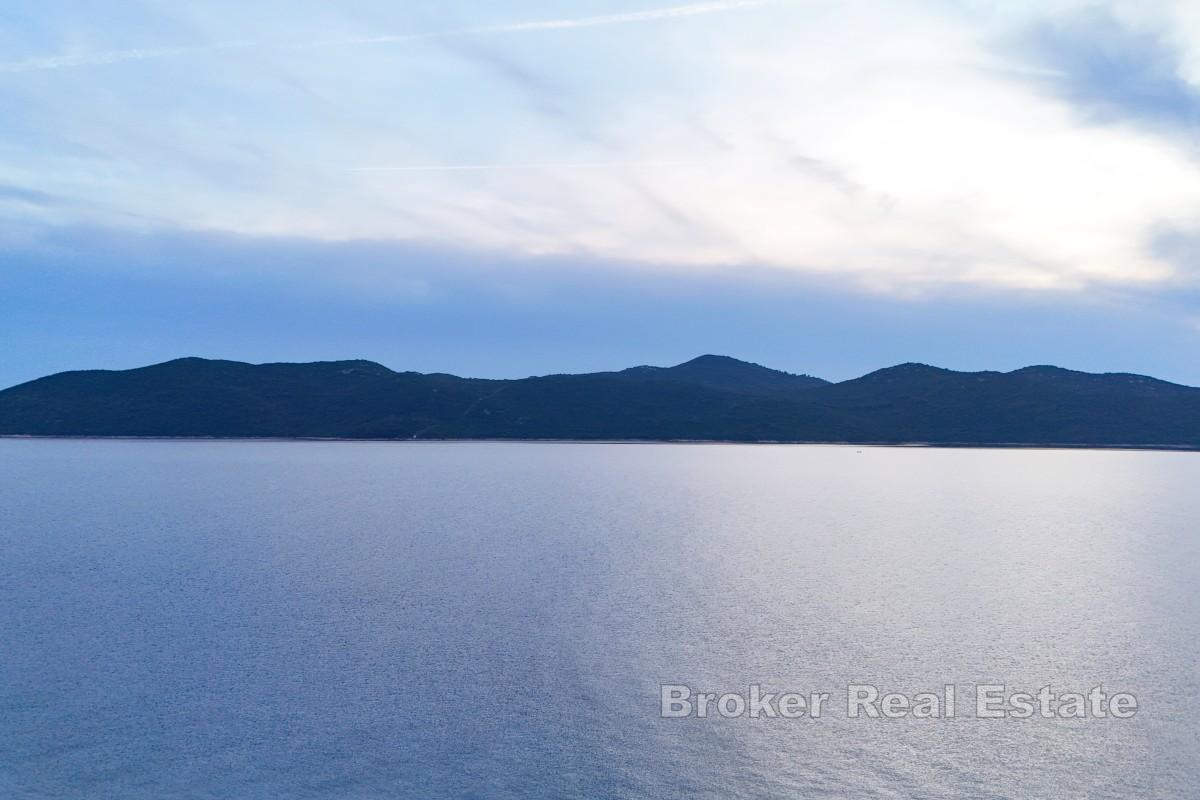 Villa i første rad mot sjøen