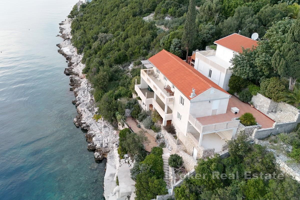 Villa i første rad mot sjøen