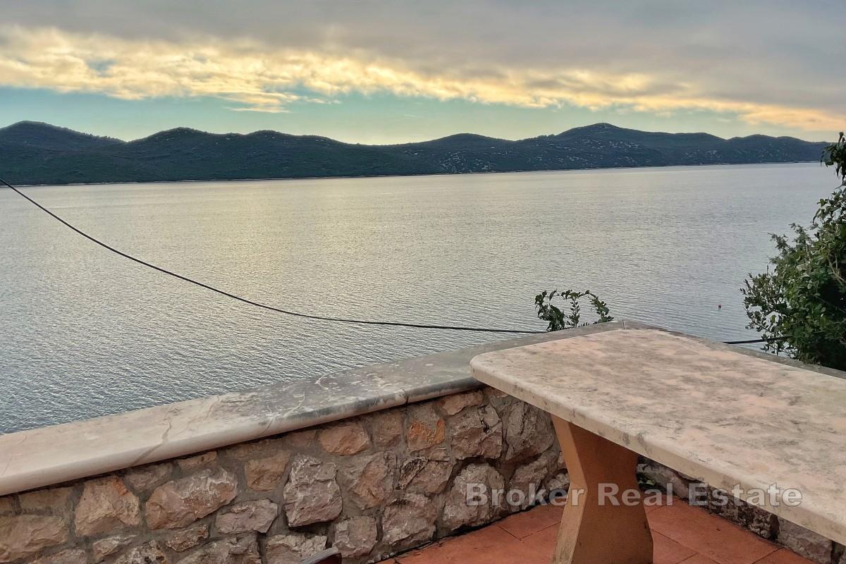 Villa i første rad mot sjøen