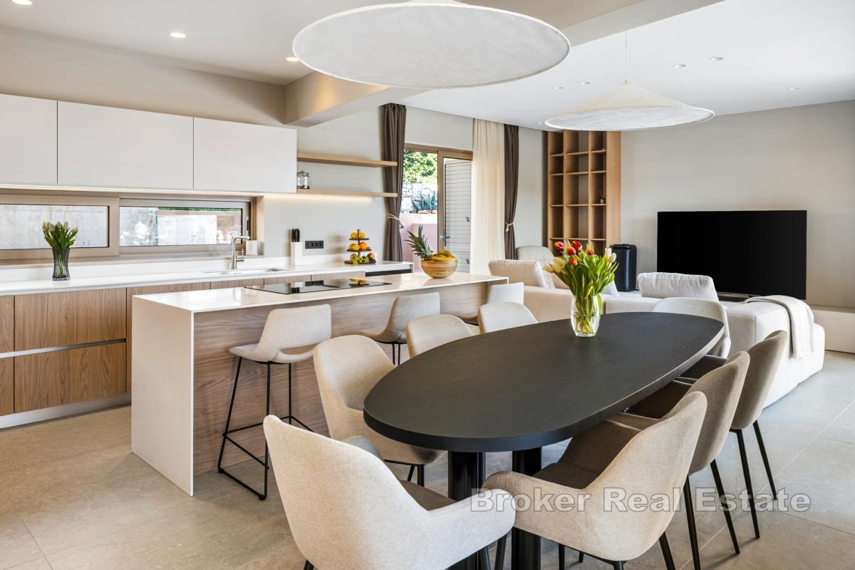 Современная вилла с видом на море