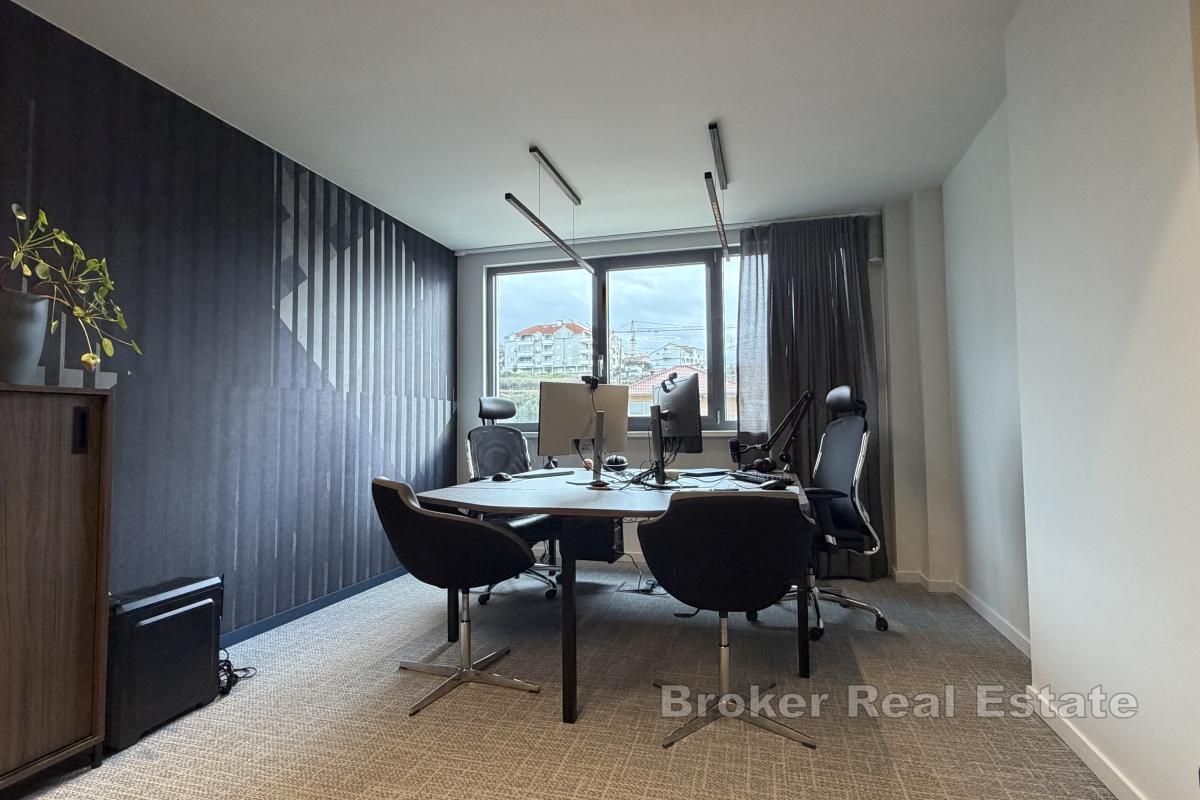 Просторное и современное офисное помещение