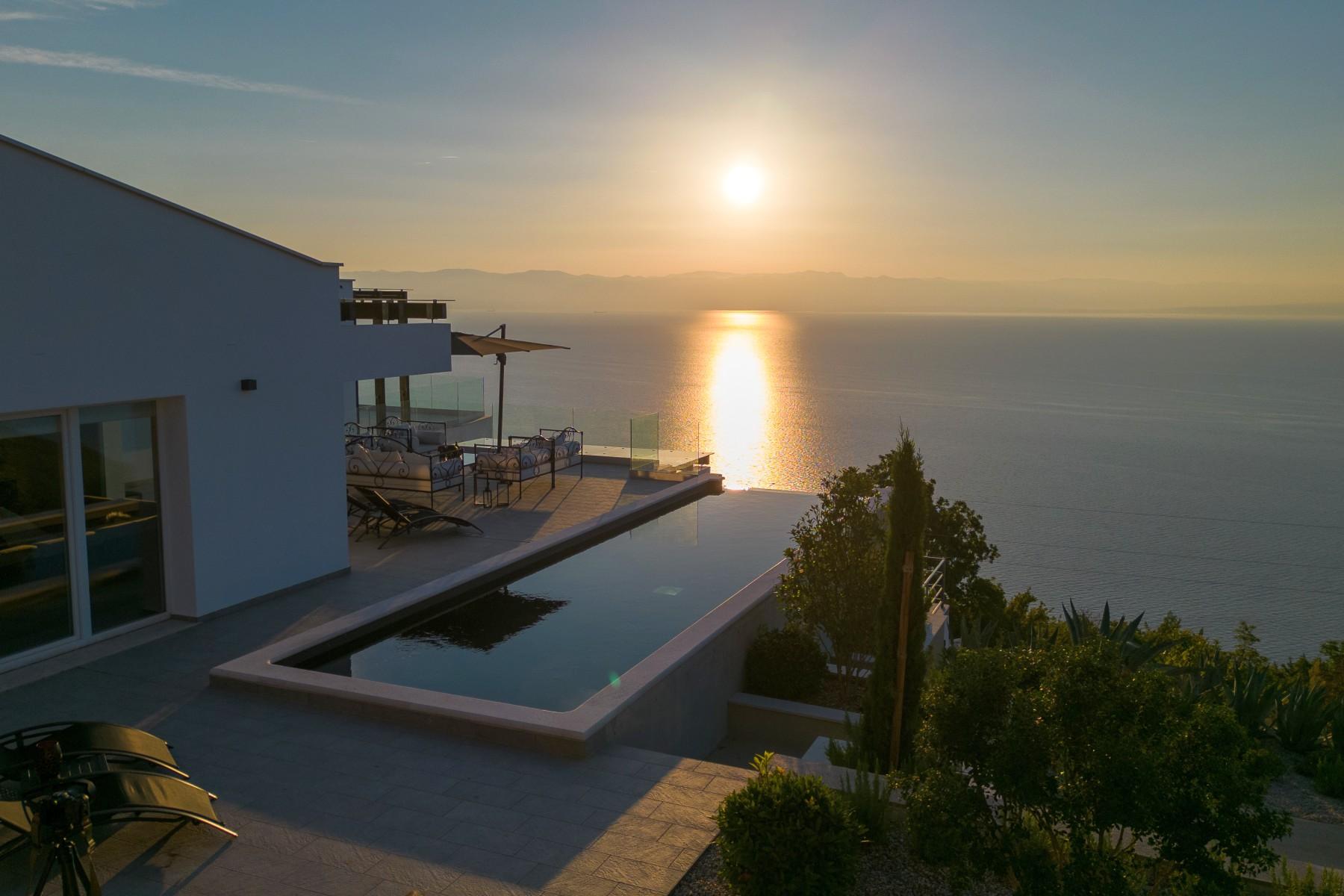 Luxueuse villa à flanc de colline avec vue panoramique sur le Kvarner, piscine et intimité absolue