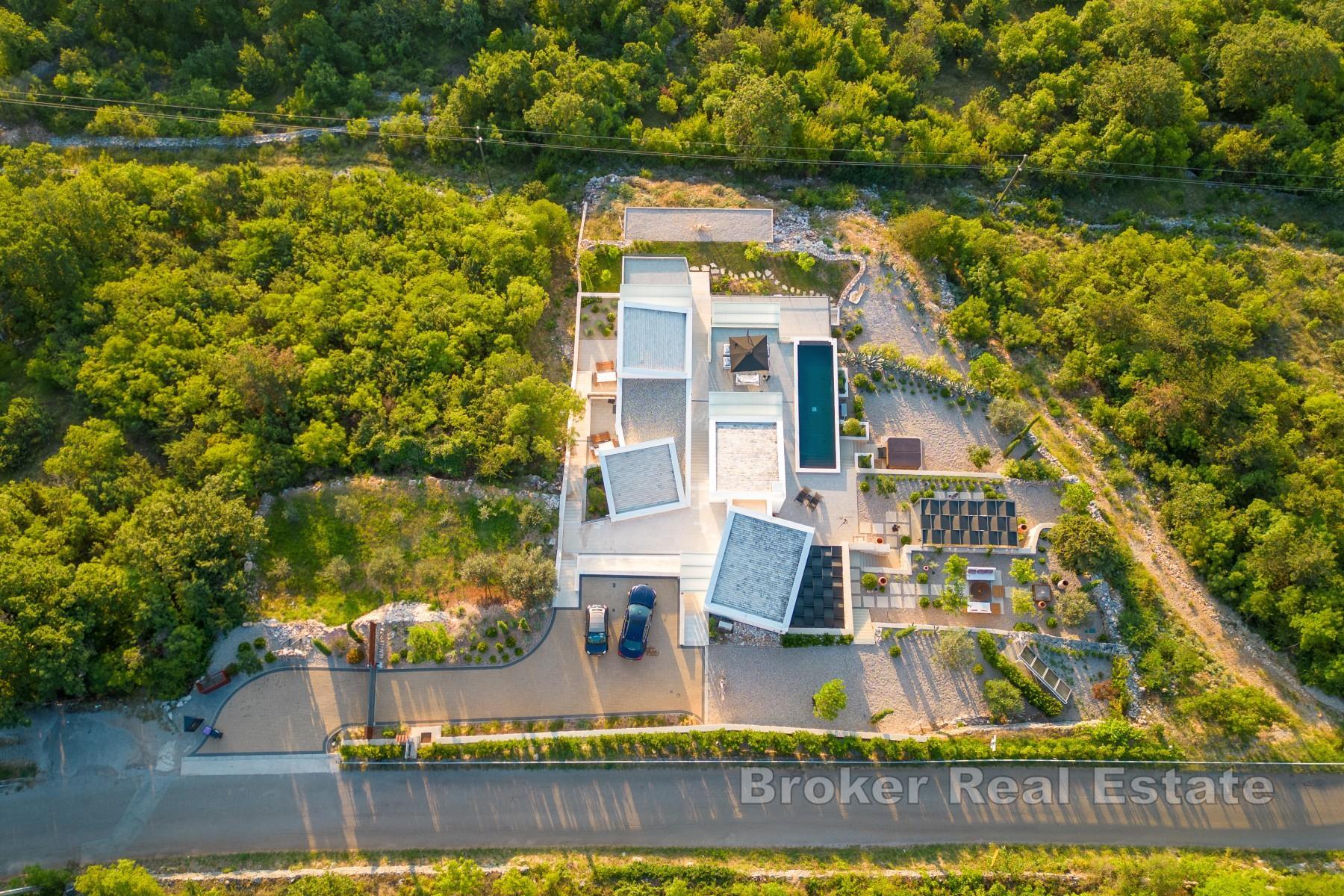 Luxueuse villa à flanc de colline avec vue panoramique sur le Kvarner, piscine et intimité absolue