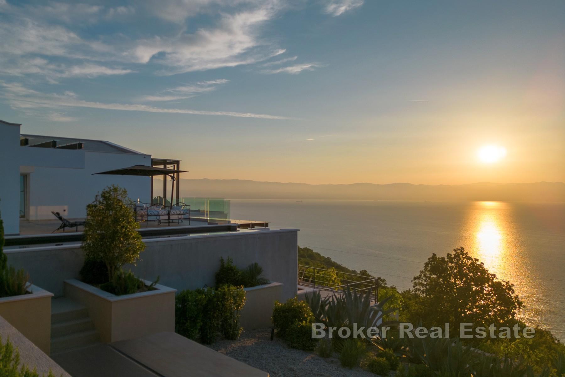 Luksuzna vila na padini s panoramskim pogledom na Kvarner, bazenom i potpunom privatnošću