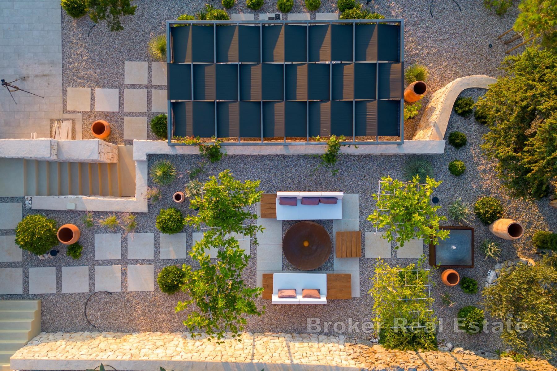 Luxueuse villa à flanc de colline avec vue panoramique sur le Kvarner, piscine et intimité absolue