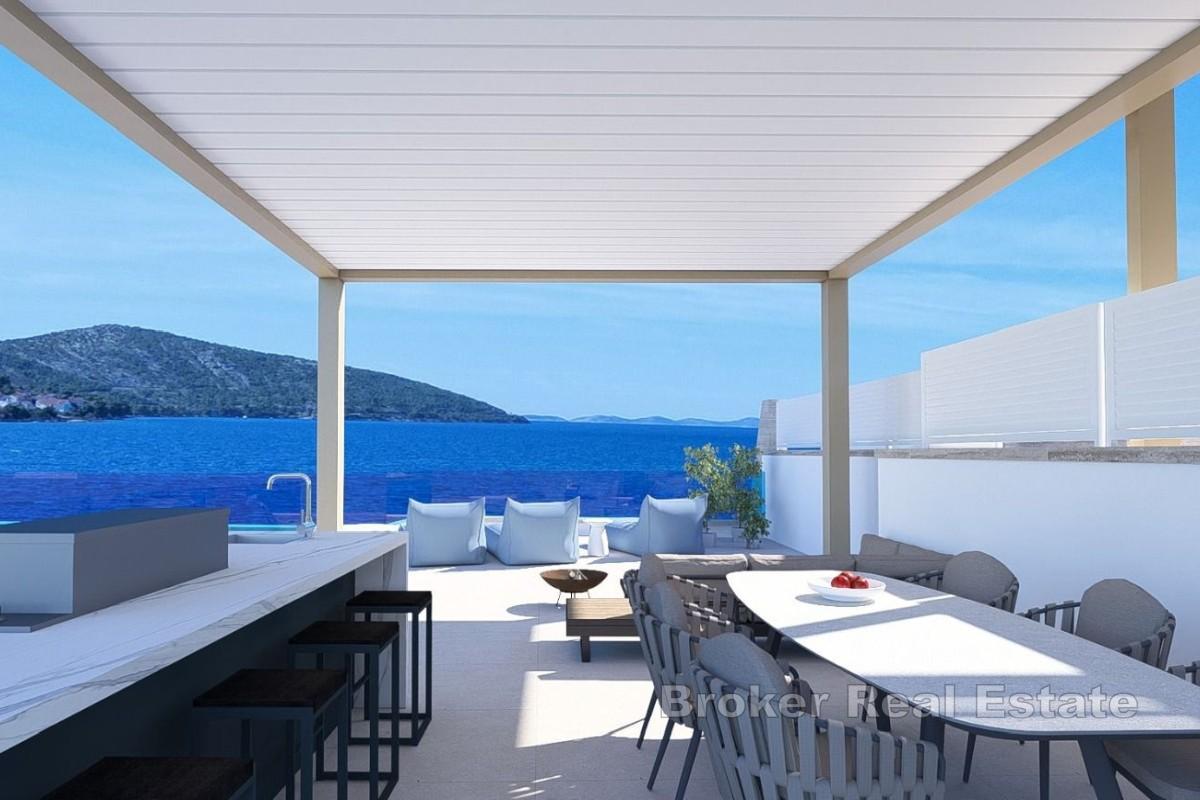 Toppleilighet med basseng og takterrasse - åpen havutsikt