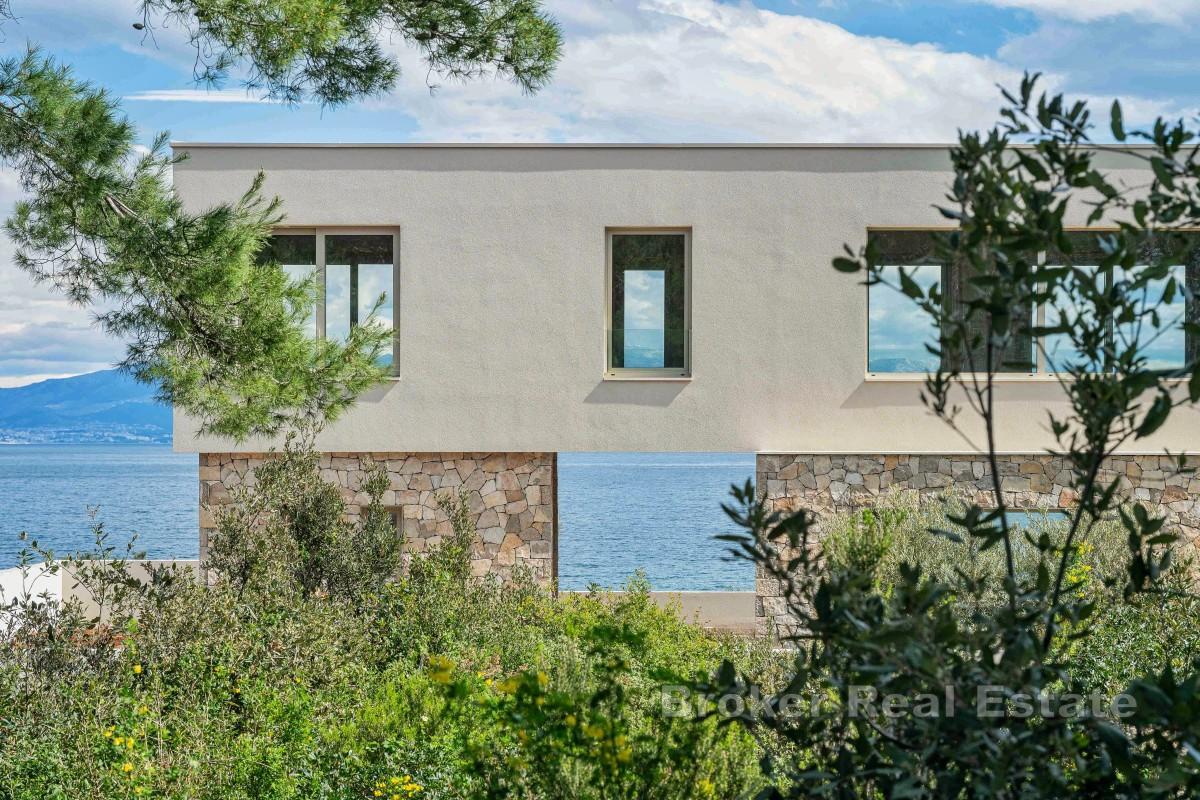 Villa moderna in posizione tranquilla con vista mare aperto