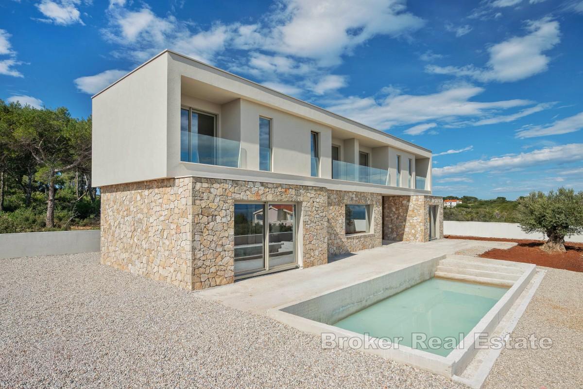 Moderne villa i rolig beliggenhet med åpen havutsikt