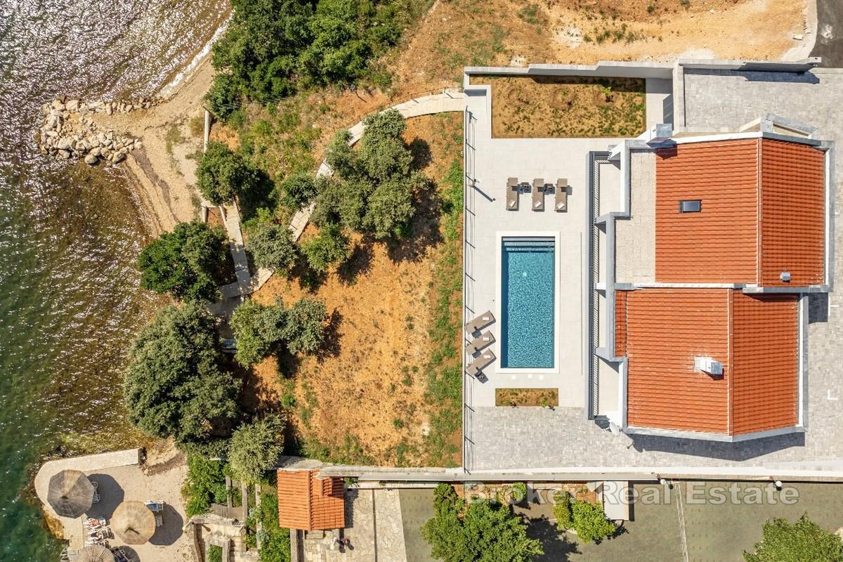 Moderne Villa in erster Reihe zum Meer mit Pool und direktem Strandzugang