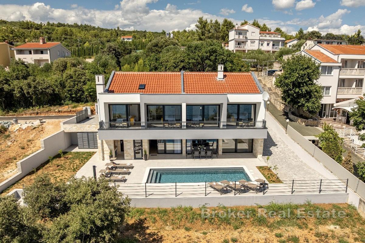 Moderne Villa in erster Reihe zum Meer mit Pool und direktem Strandzugang