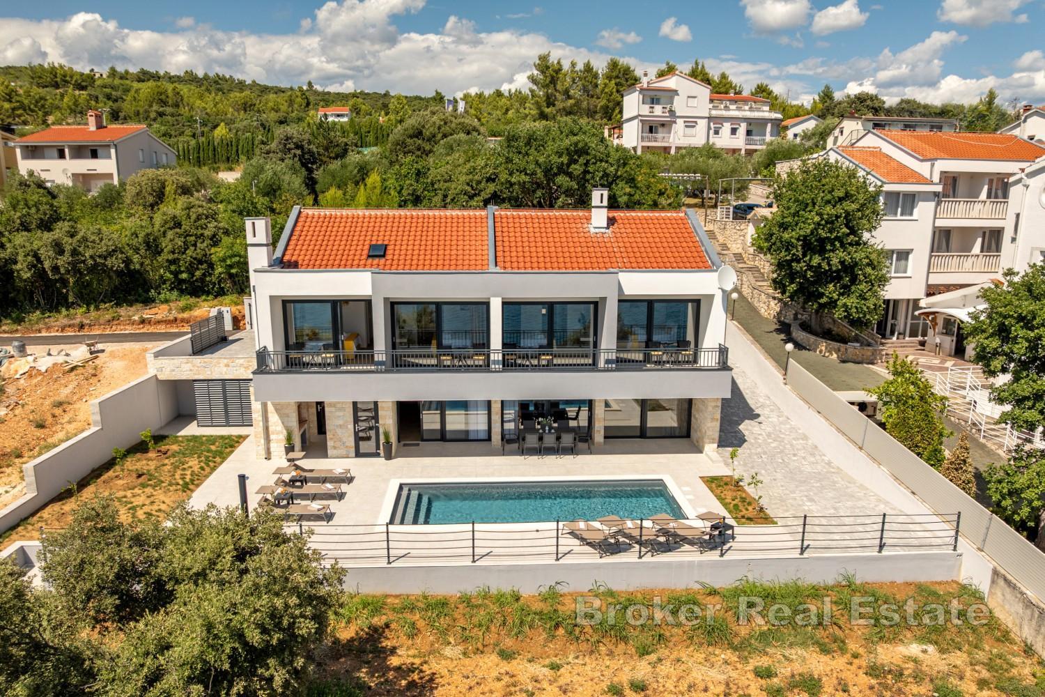 Moderna vila prvi red do mora, s bazenom i direktnim pristupom plaži