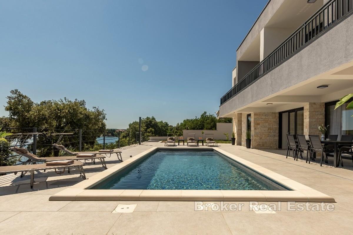 Moderne Villa in erster Reihe zum Meer mit Pool und direktem Strandzugang