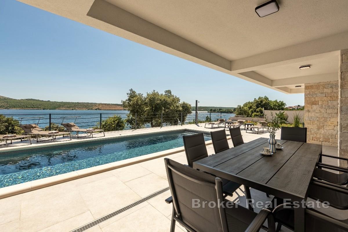 Moderne Villa in erster Reihe zum Meer mit Pool und direktem Strandzugang