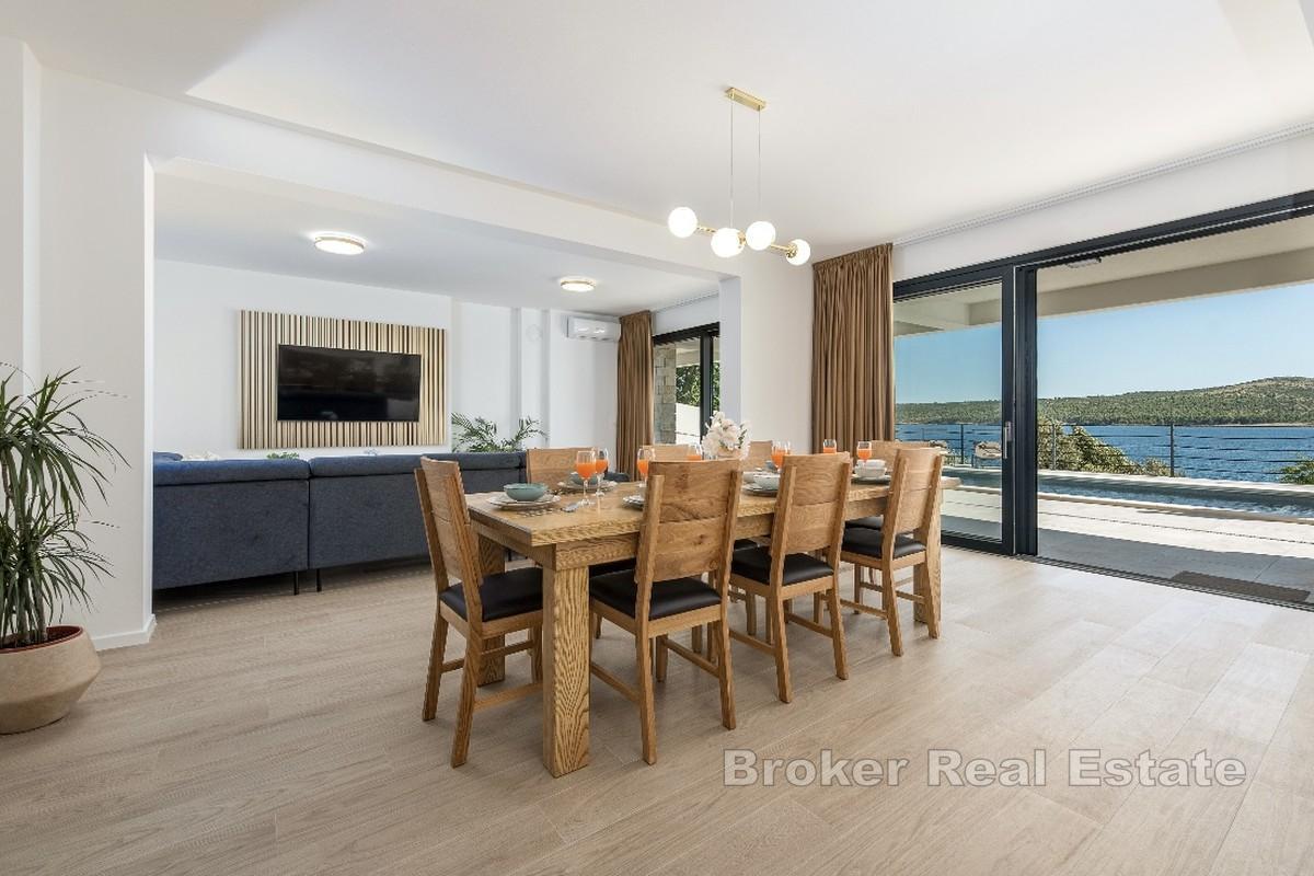 Moderne Villa in erster Reihe zum Meer mit Pool und direktem Strandzugang